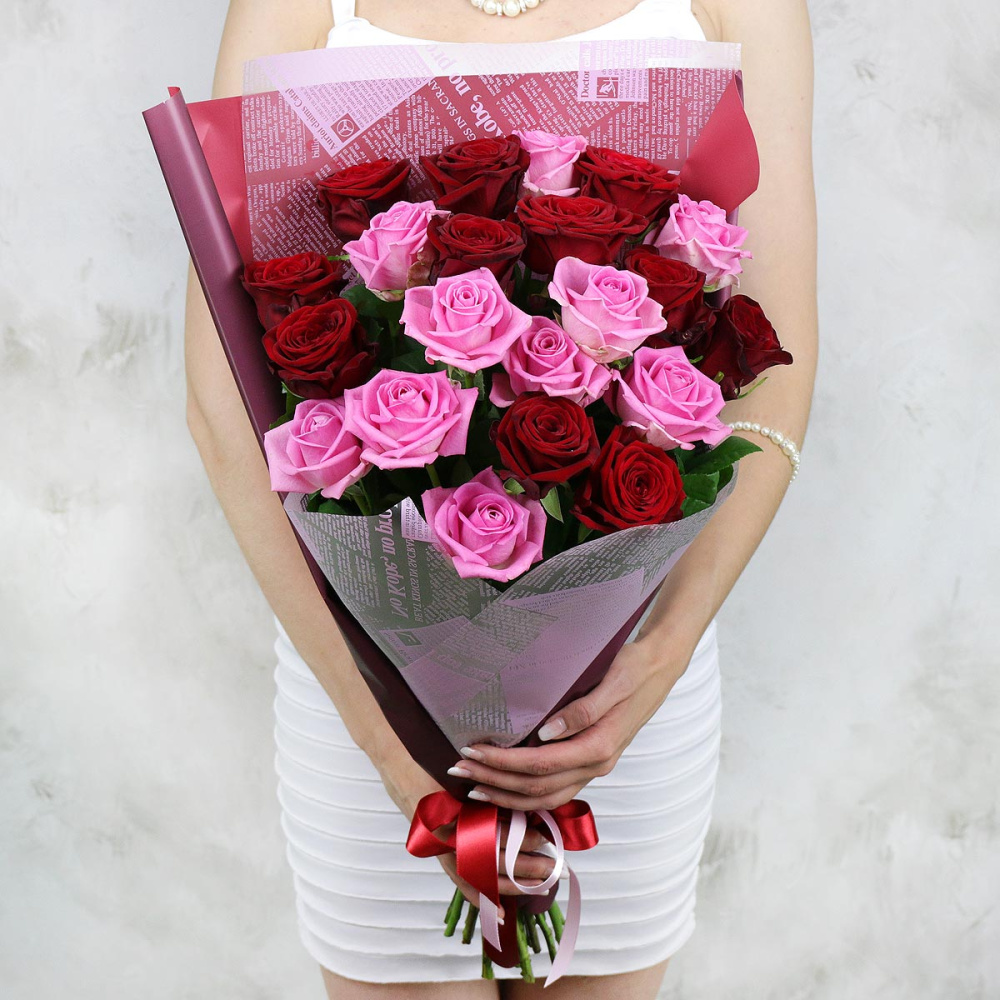 Розы в упаковке как сохранить. Розовые розы в прозрачной упаковке. Букет из красных роз в упаковке. Малиновые розы оригинальные букеты. Малиновые розы в упаковке.