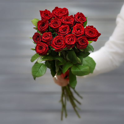 Купить букет цветов для поздравления с доставкой по Москве. Заказать цветы. *
