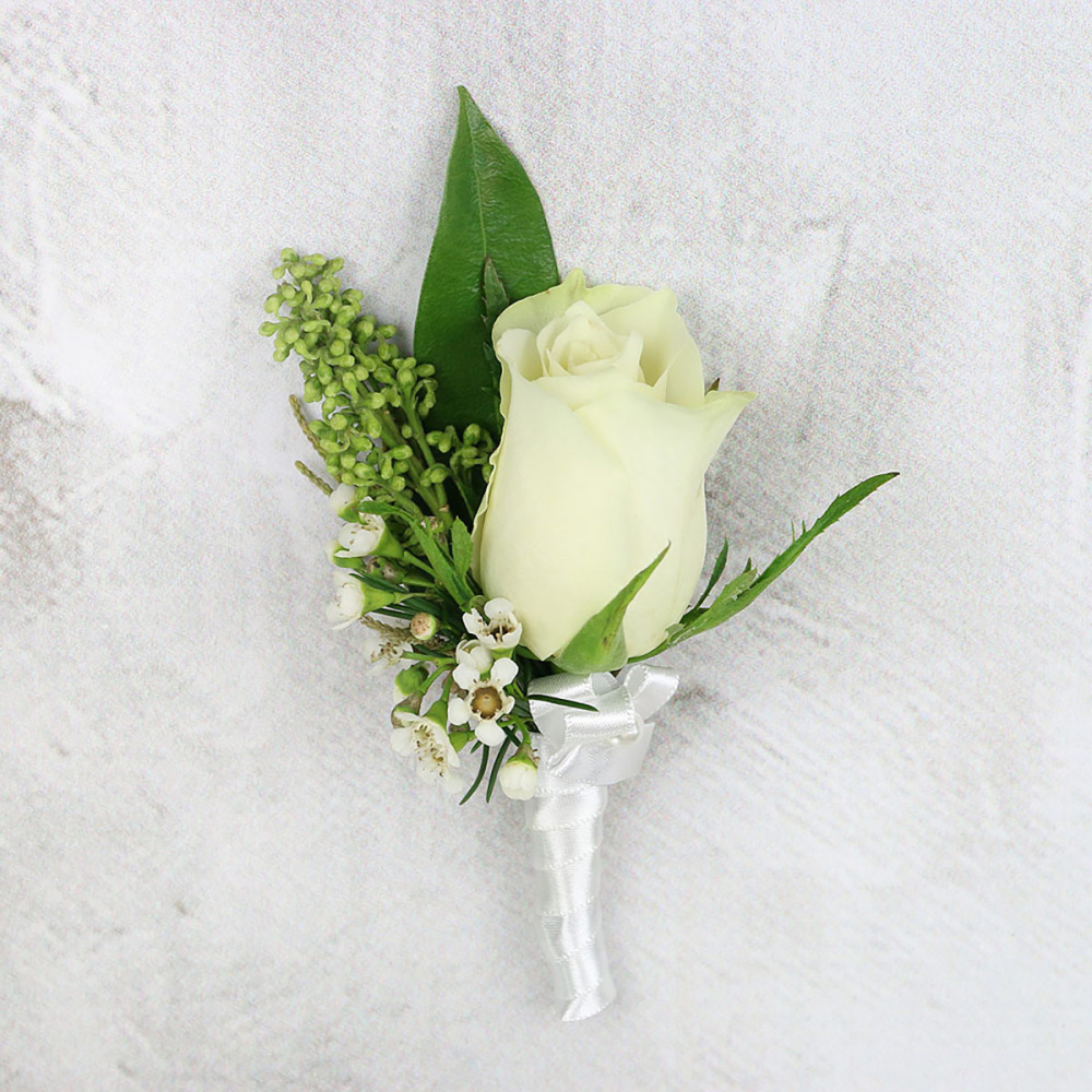 Бутоньерка из белой розы и хамелациума - купить цветы с доставкой по Москве  и МО от 790 руб | «Букет-Маркет»
